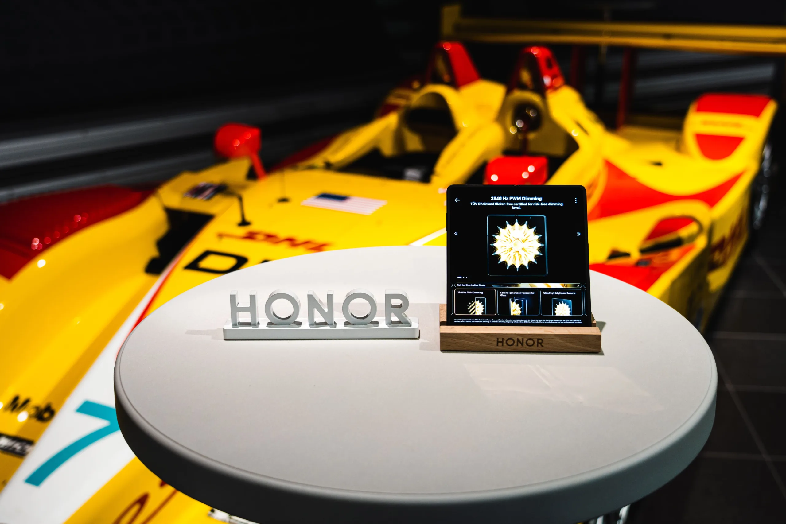 HONOR Magic V2, el smartphone plegable más fino del mundo, llega de la mano de PORSCHE DESIGN